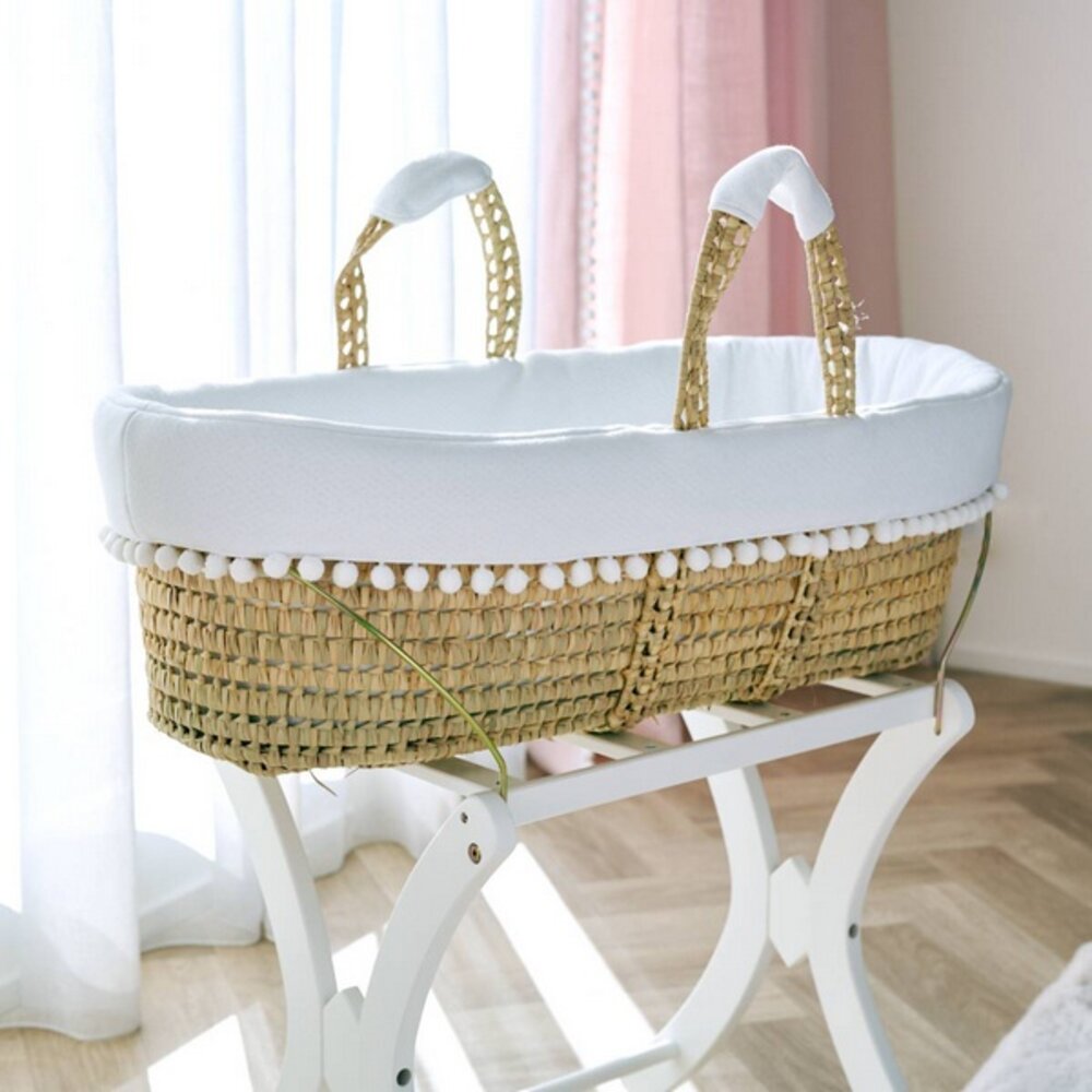 Rieten reiswieg + Aankleding pompon Pink garden party