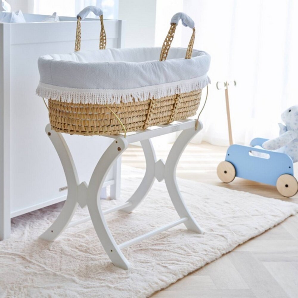 Rieten reiswieg + Aankleding blauw / gewafeld wit Blue garden party