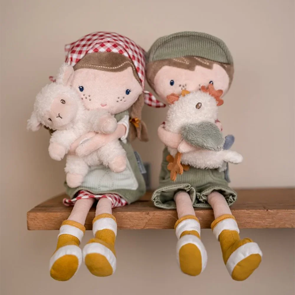 Knuffelpop Boer Jim met kip 35cm