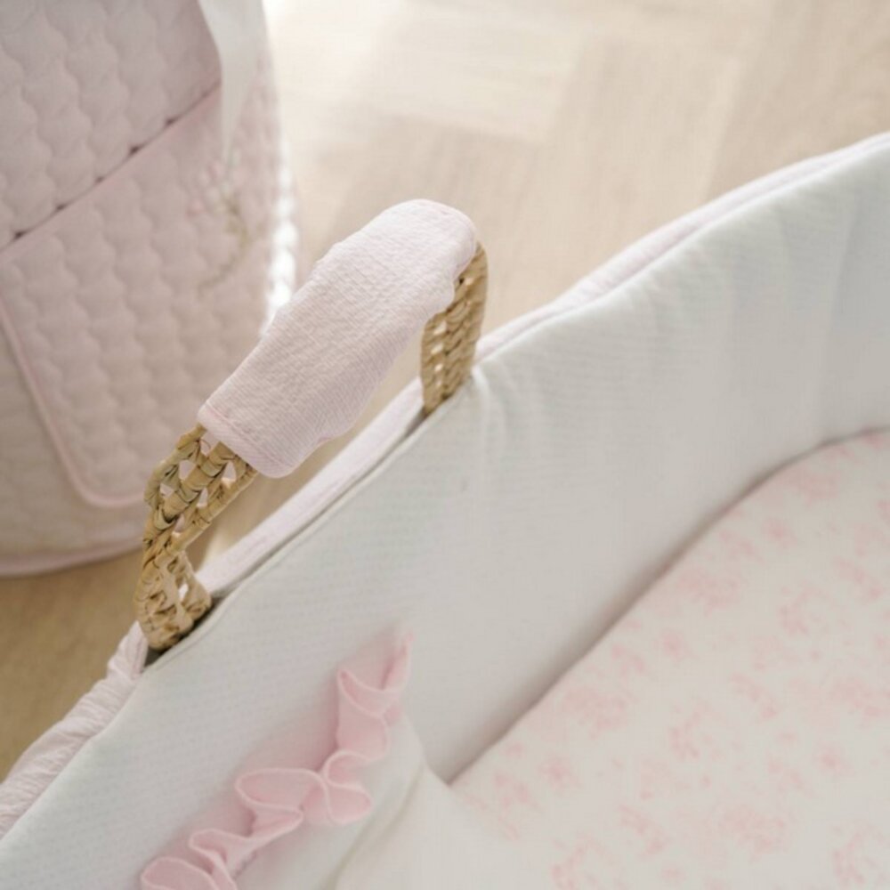 Rieten reiswieg + Aankleding roze / gewafeld wit Pink garden party