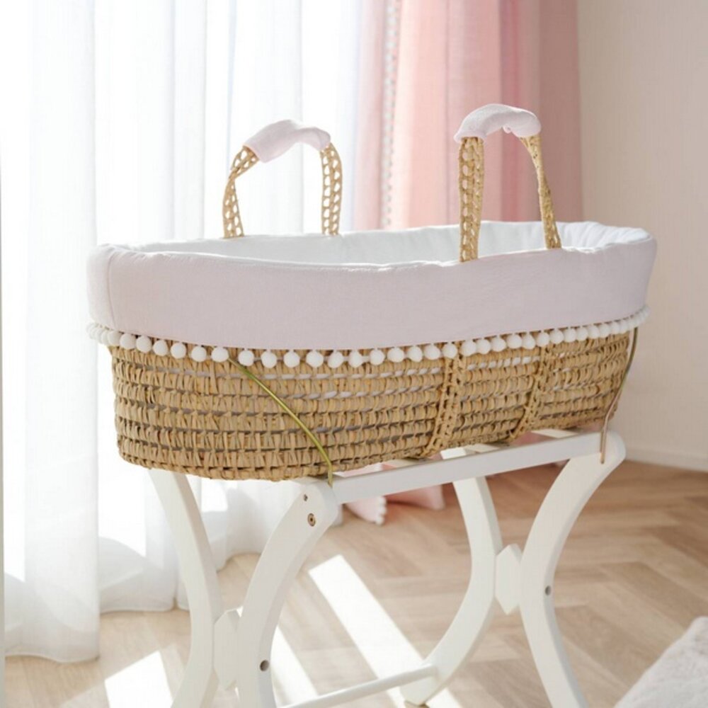 Rieten reiswieg + Aankleding roze / gewafeld wit Pink garden party