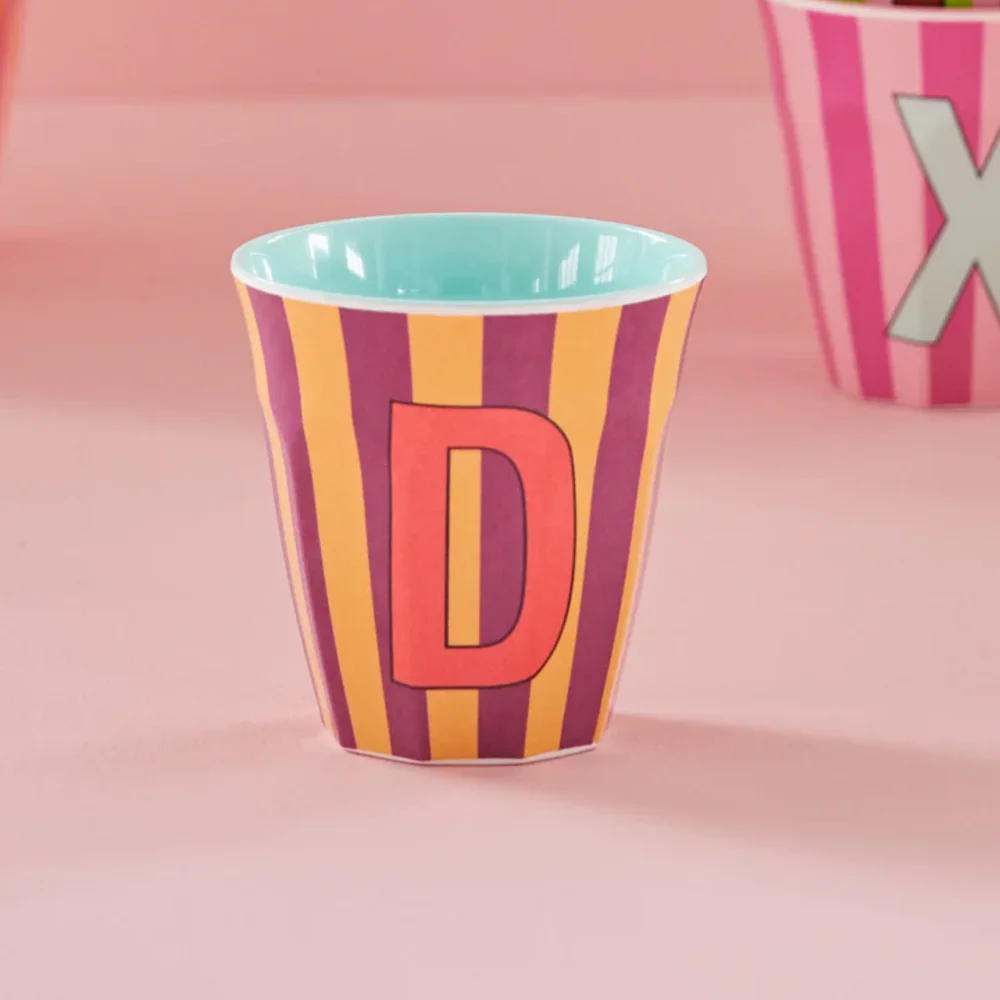 Melamine Letter beker D - Stripes - Medium - 250 m Pinkish