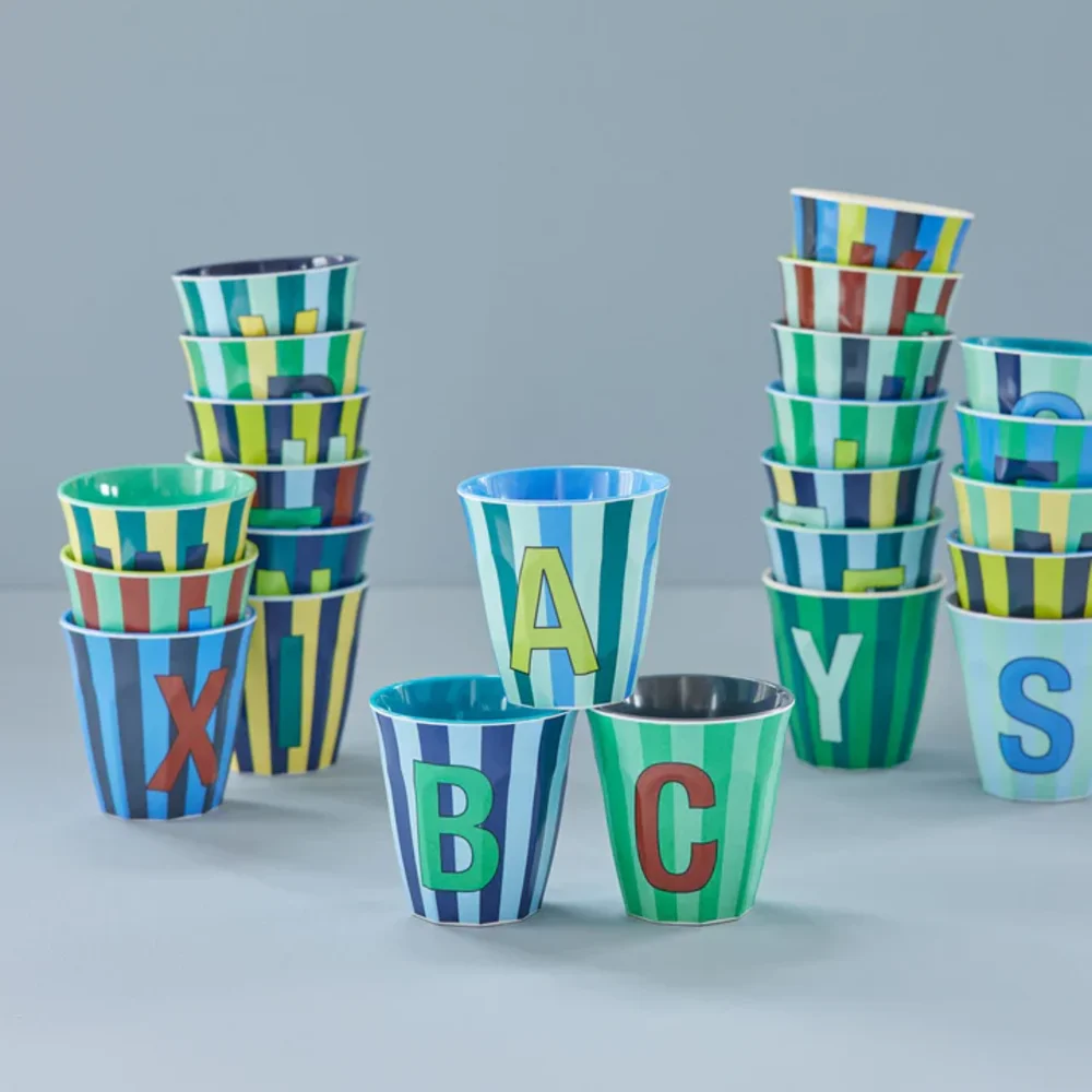 Melamine Letter beker B - Stripes - Medium - 250 m Bluish