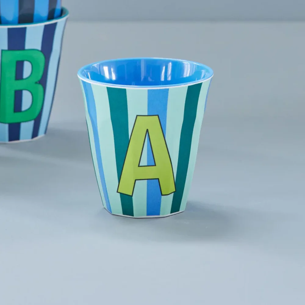 Melamine Letter beker A - Stripes - Medium - 250 m Bluish