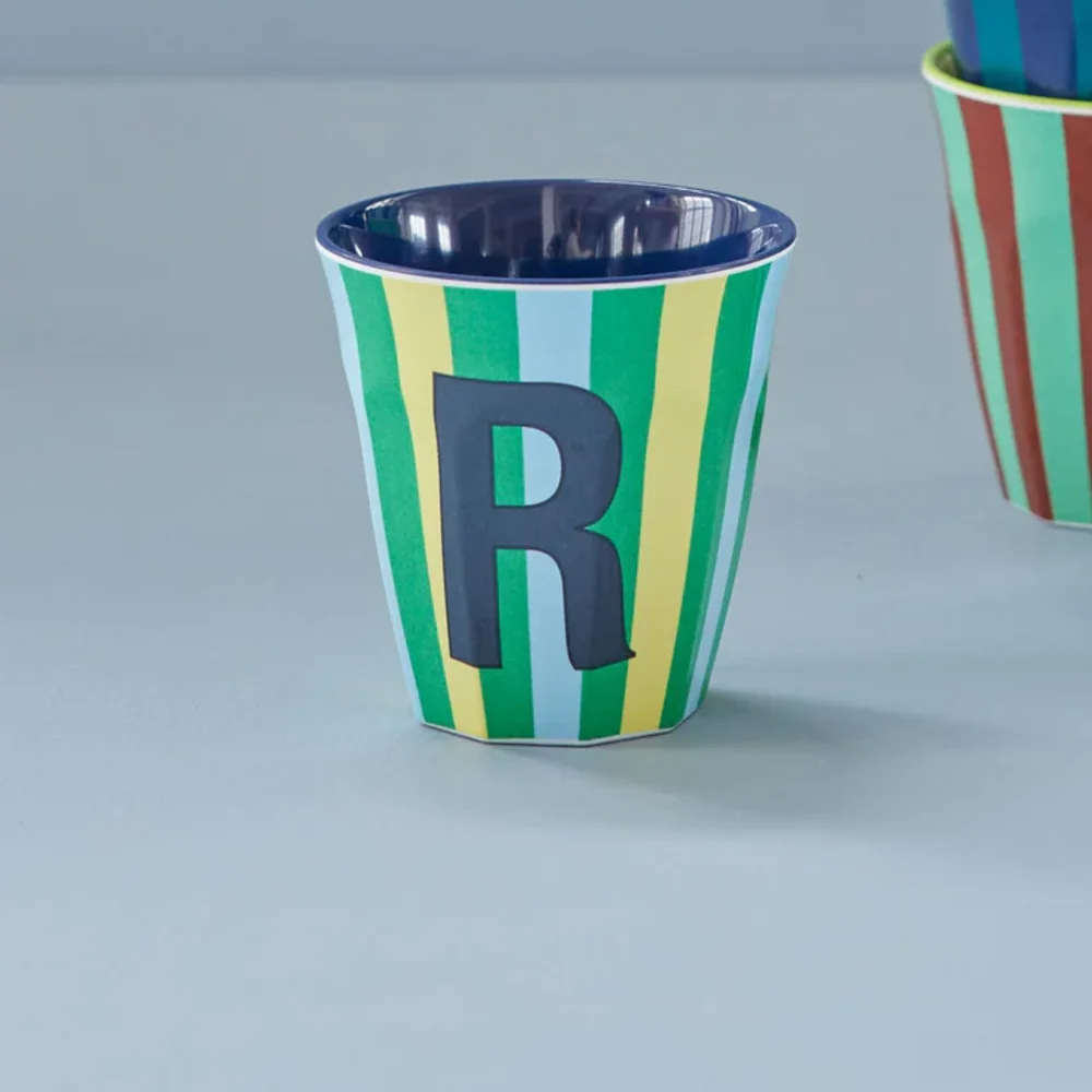 Melamine Letter beker R - Stripes - Medium - 250 m Bluish