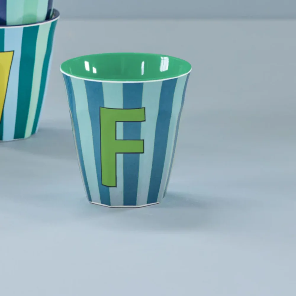 Melamine Letter beker F - Stripes - Medium - 250 m Bluish