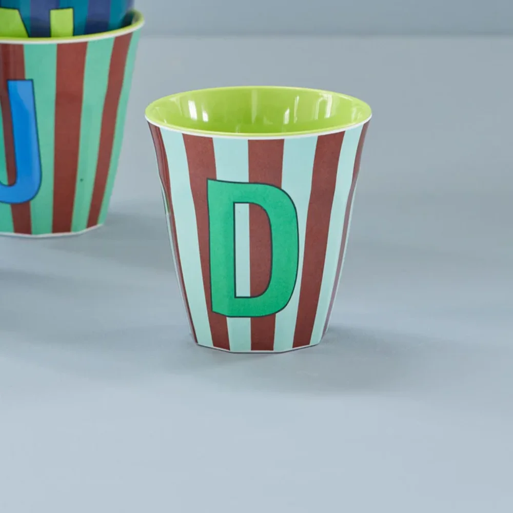 Melamine Letter beker D - Stripes - Medium - 250 m Bluish