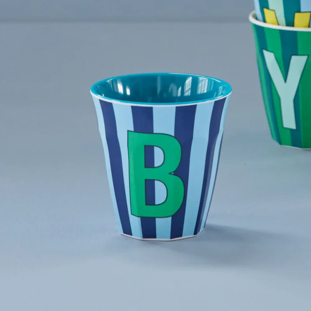 Melamine Letter beker B - Stripes - Medium - 250 m Bluish