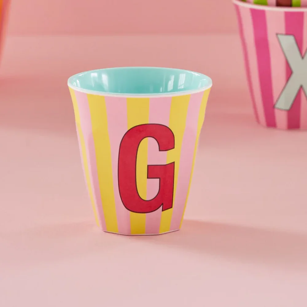 Melamine Letter beker G - Stripes - Medium - 250 m Pinkish