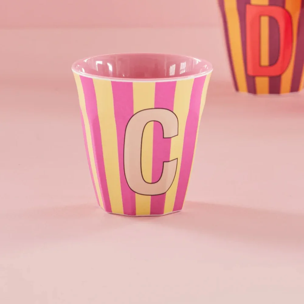 Melamine Letter beker C - Stripes - Medium - 250 m Pinkish