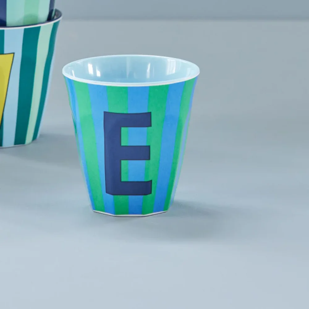 Melamine Letter beker E - Stripes - Medium - 250 m Bluish