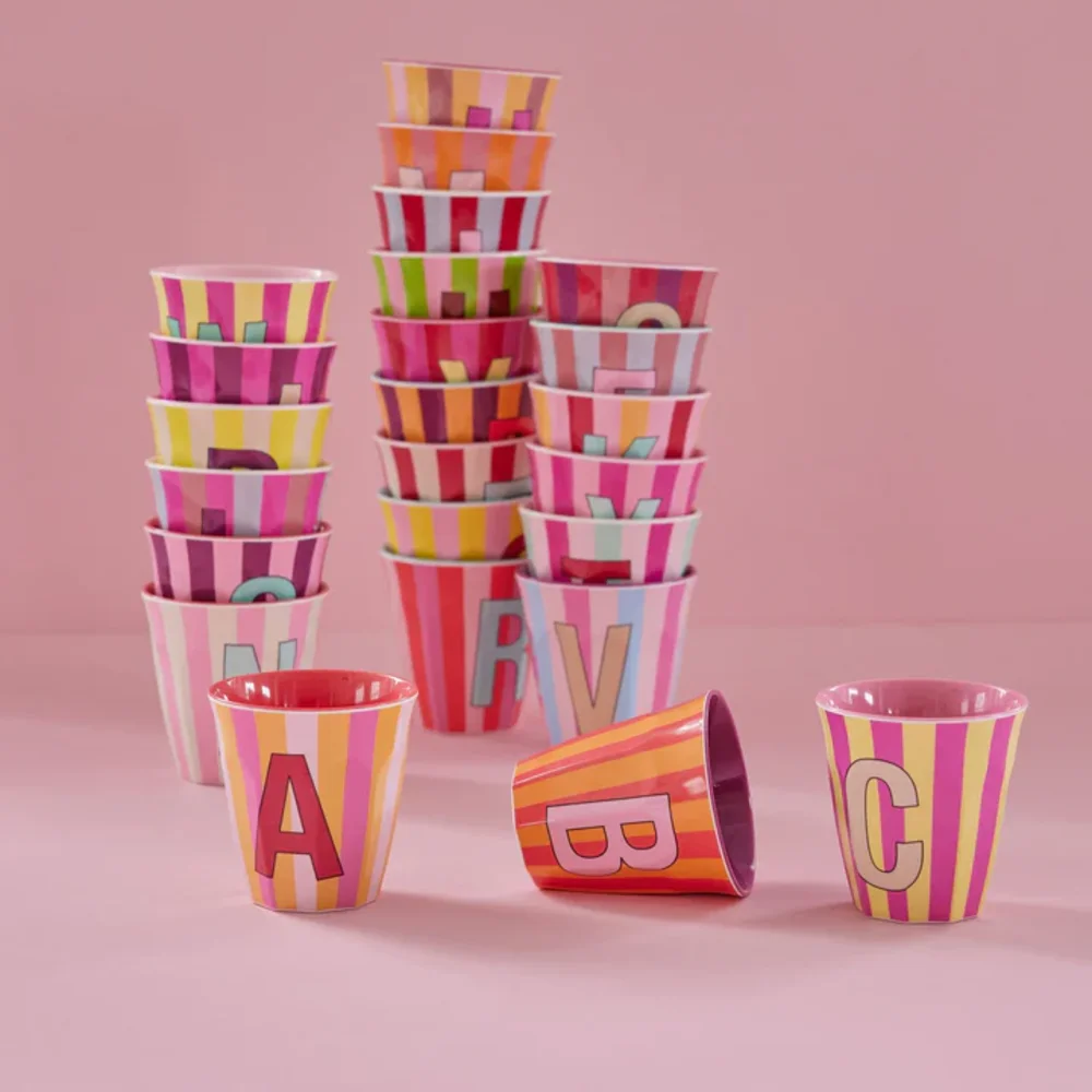 Melamine Letter beker F - Stripes - Medium - 250 m Pinkish