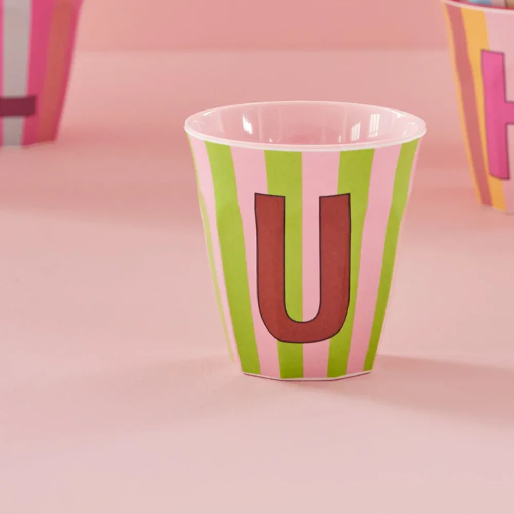 Melamine Letter beker U - Stripes - Medium - 250 m Pinkish