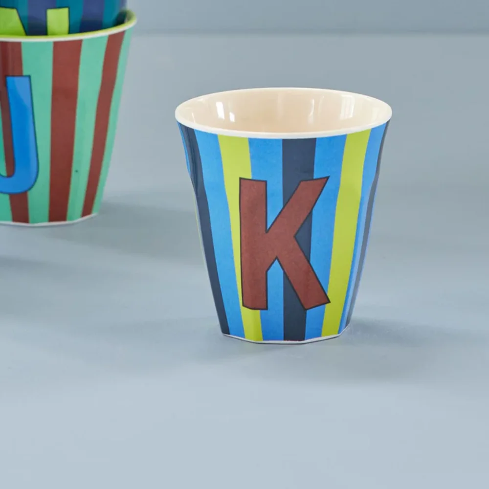 Melamine Letter beker K - Stripes - Medium - 250 m Bluish