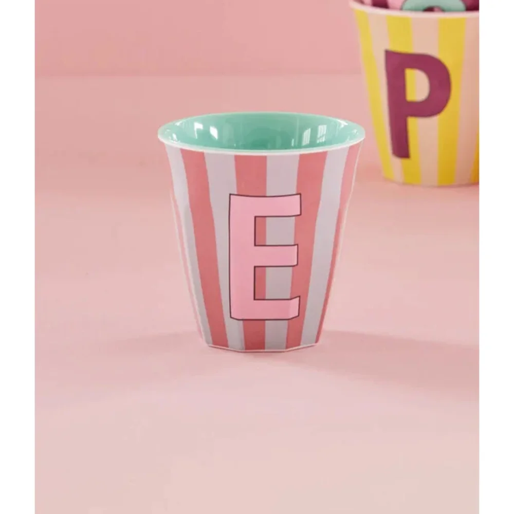 Melamine Letter beker E - Stripes - Medium - 250 m Pinkish
