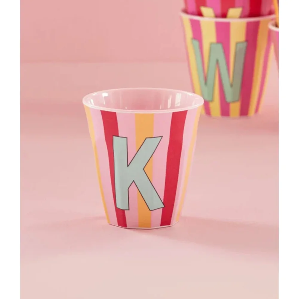 Melamine Letter beker K - Stripes - Medium - 250 m Pinkish