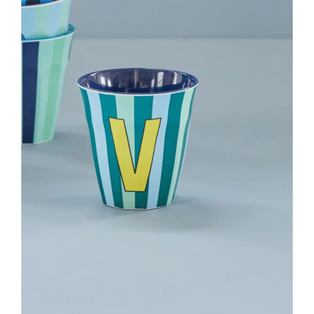 Melamine Letter beker V - Stripes - Medium - 250 m Bluish