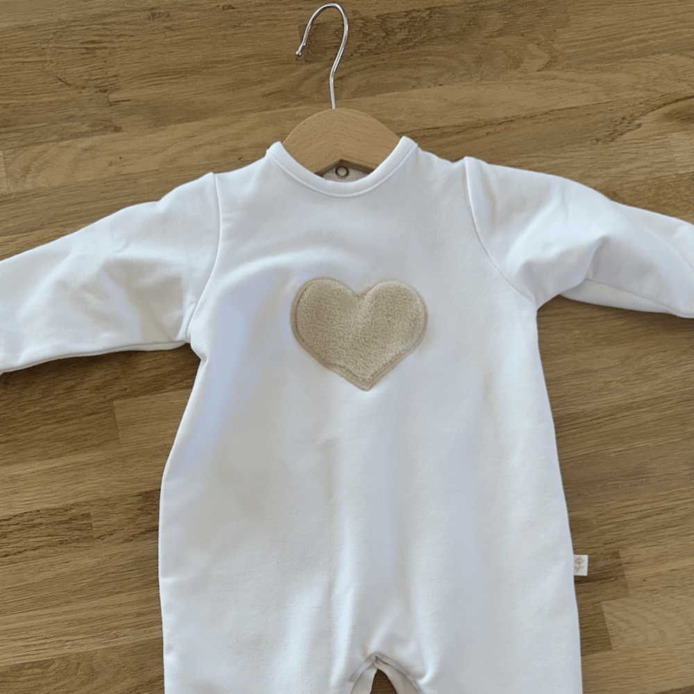 Babypakje Estelle zonder kraagje teddy hart wit