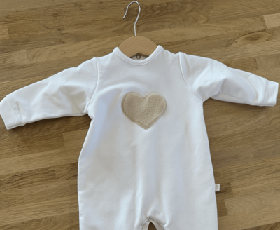 Babypakje Estelle zonder kraagje teddy hart wit