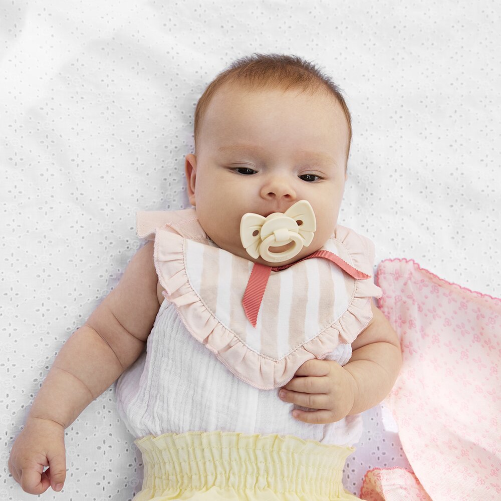 Fopspeen Binky Bow 3m+ Silicone Oat White