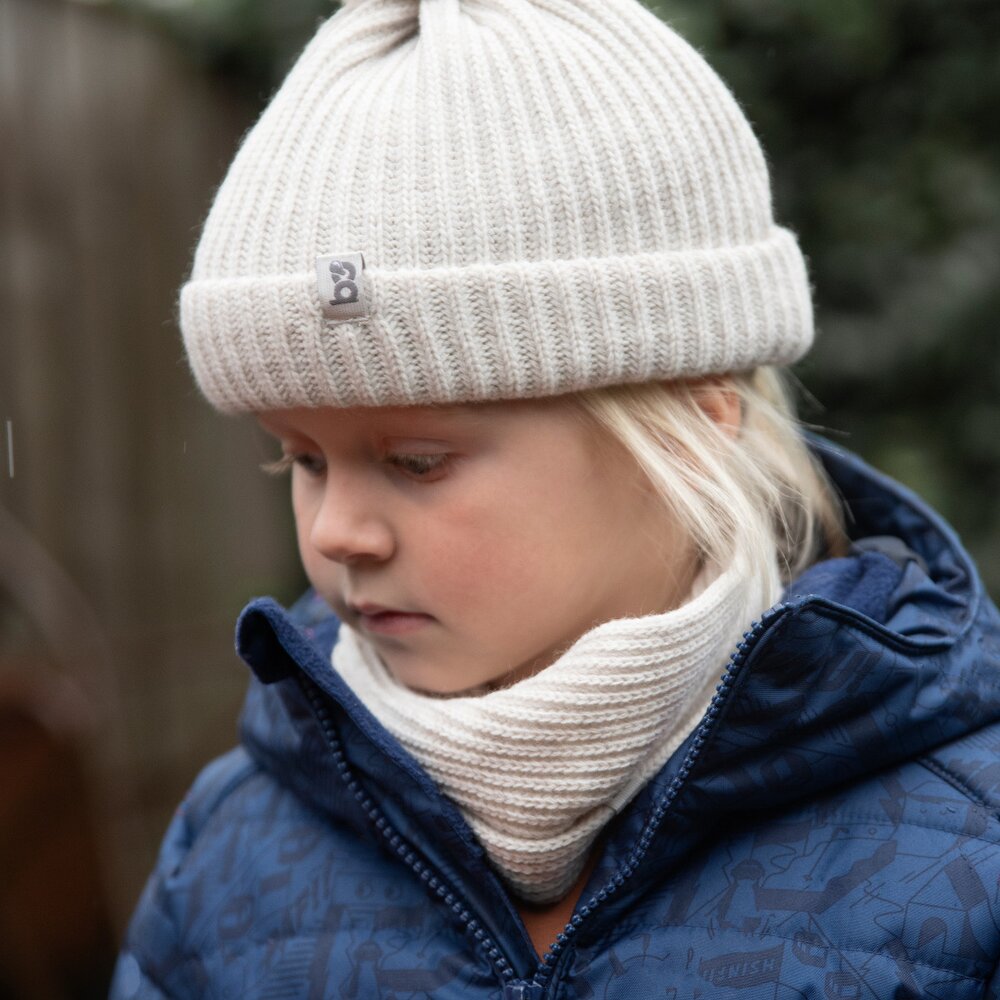 Mutsje met pompon Cool Ecru