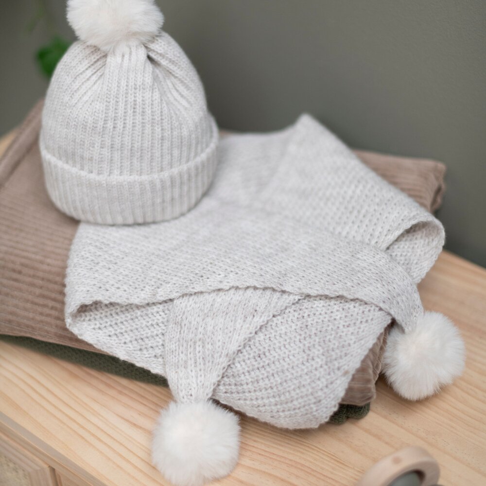 Mutsje met pompon Cool Ecru