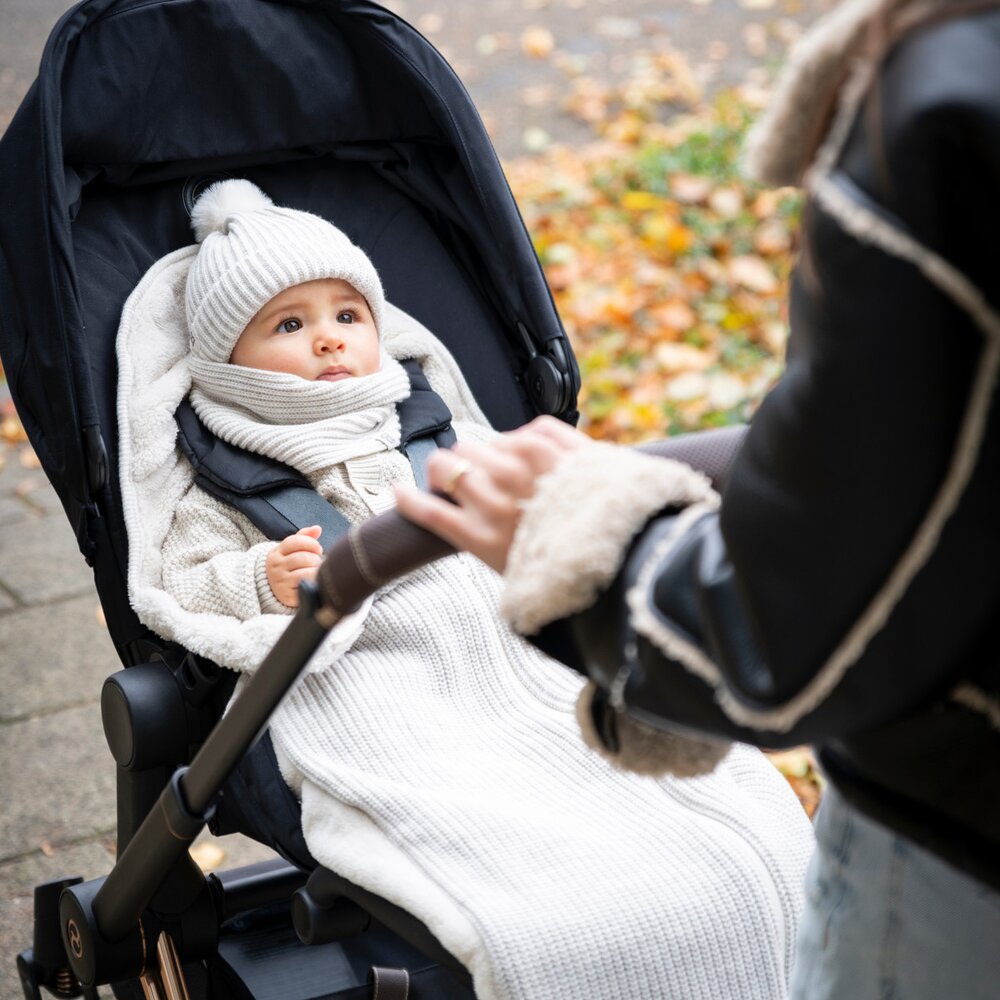 Mutsje met pompon Cool Ecru