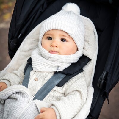 Mutsje met pompon Cool Ecru