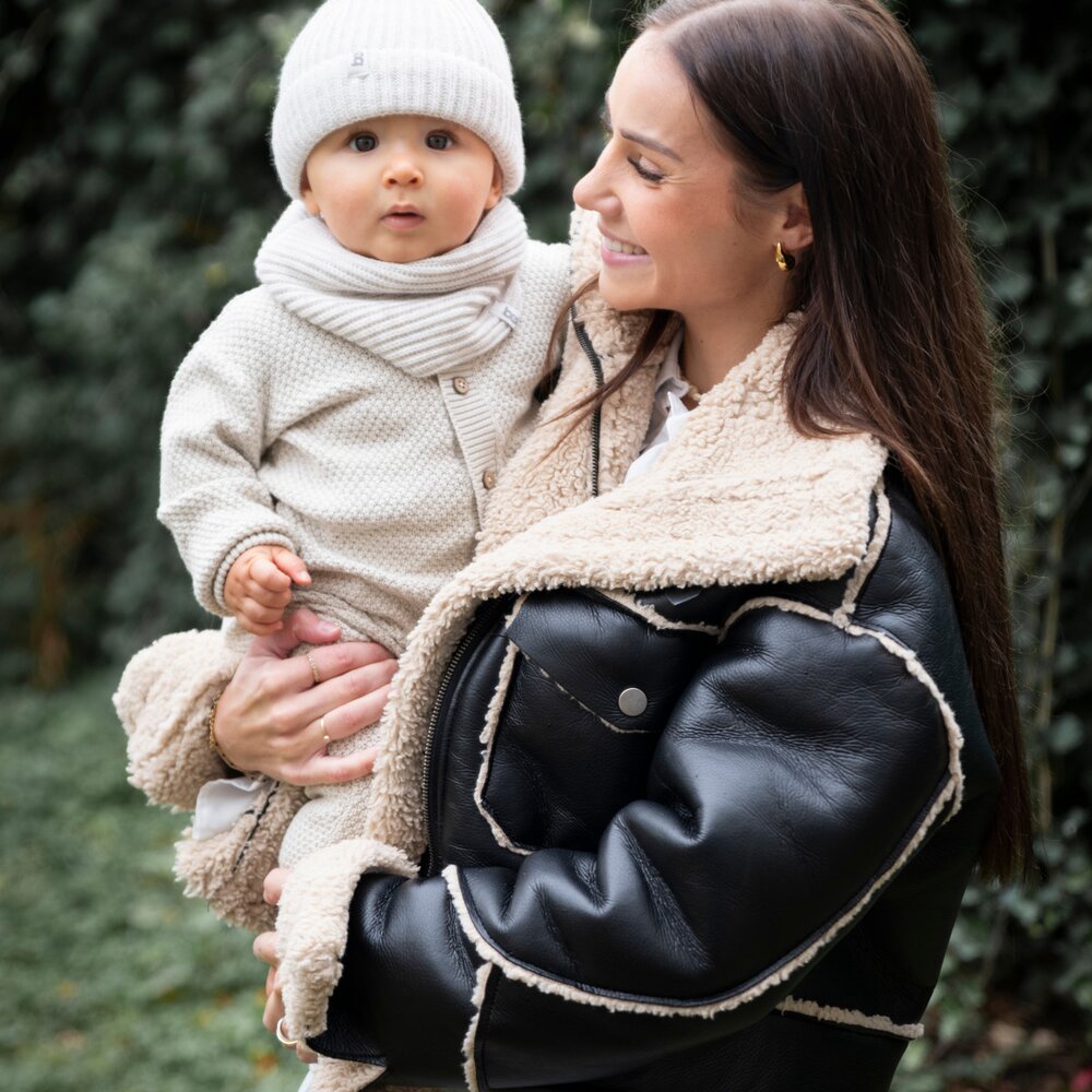 Mutsje met pompon Cool Ecru
