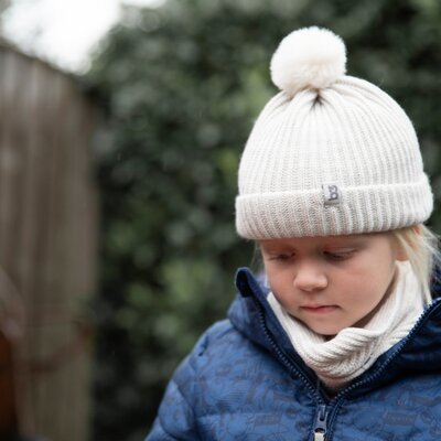 Mutsje met pompon Cool Ecru