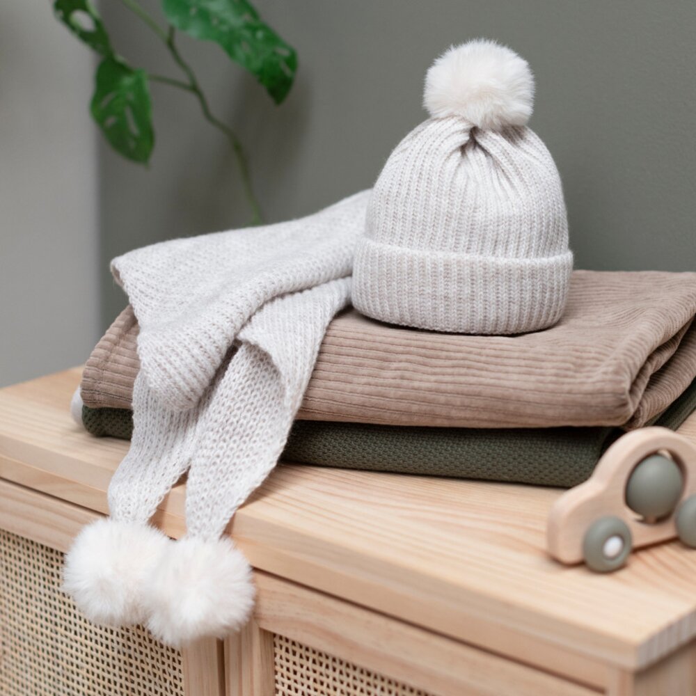 Mutsje met pompon Cool Ecru