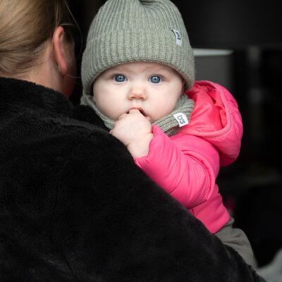 Mutsje met pompon Cool Urban Green