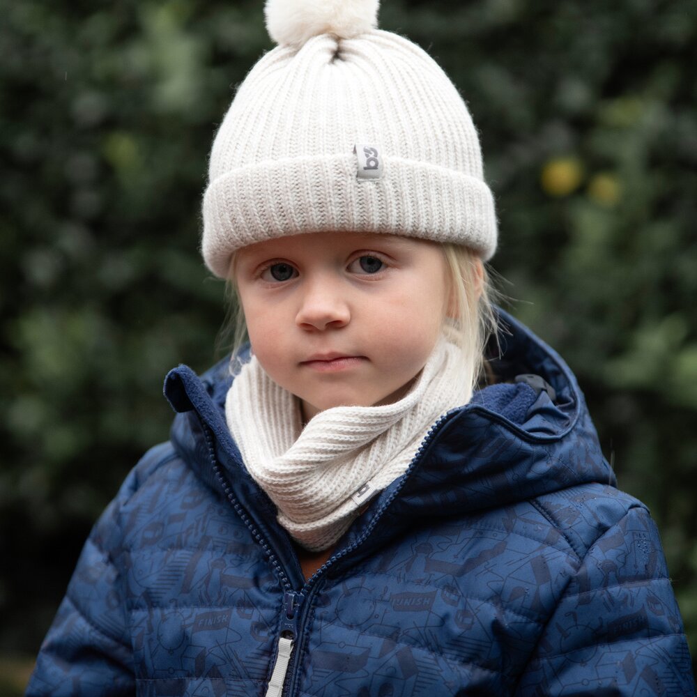 Mutsje met pompon Cool Ecru