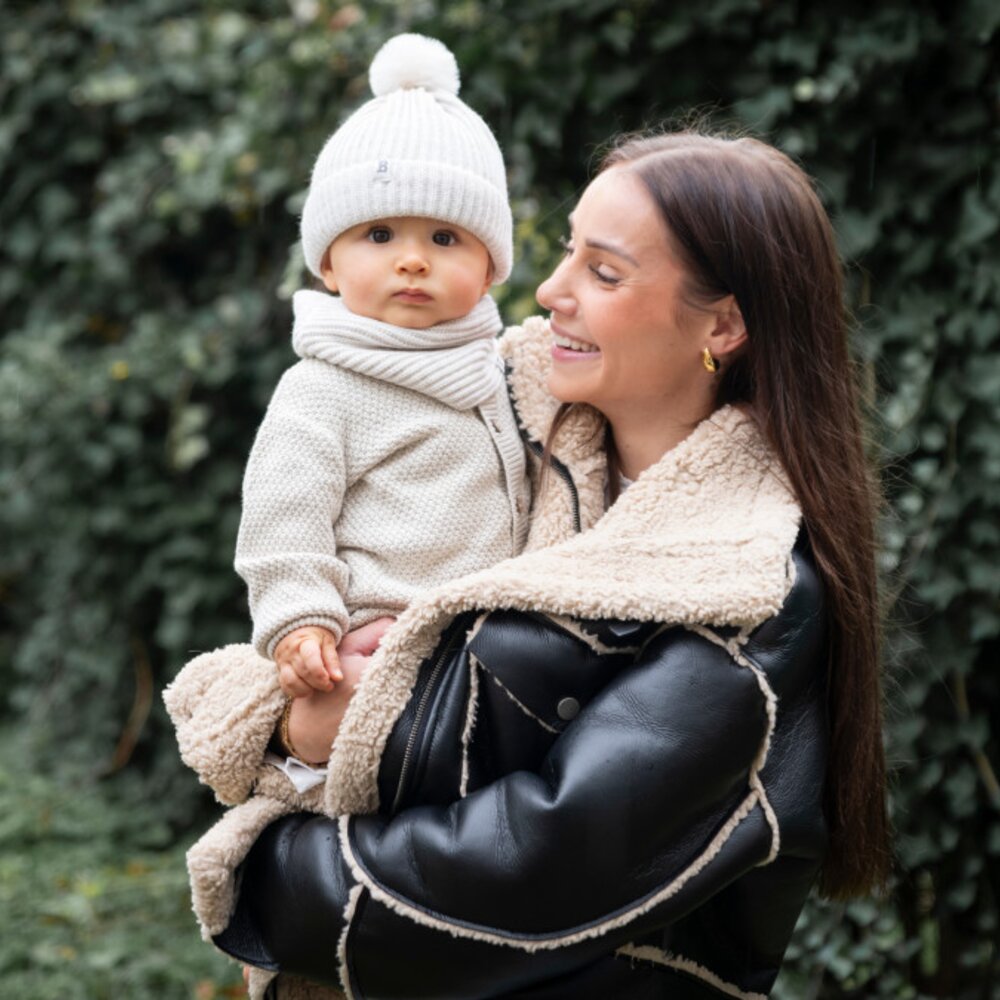 Mutsje met pompon Cool Ecru