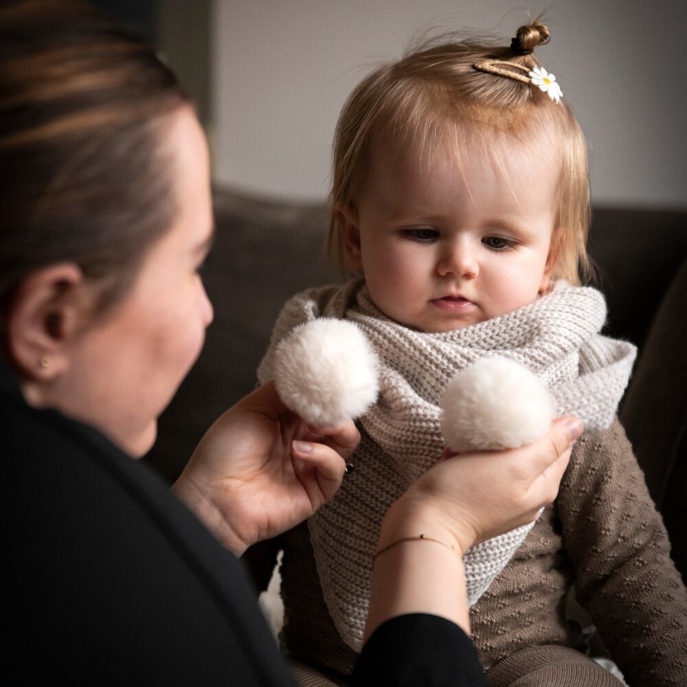 Driehoek sjaal met Pompon Cool Ecru