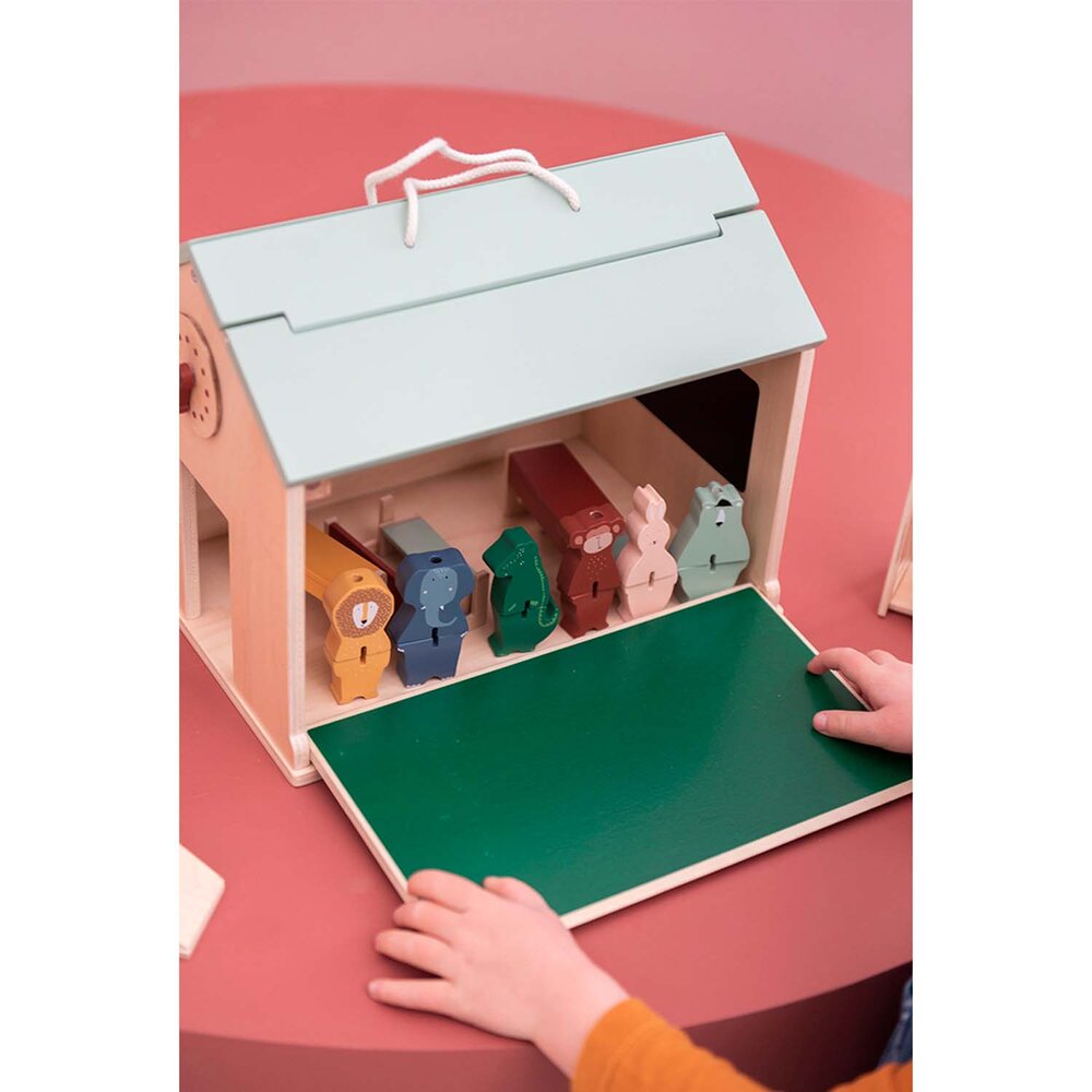 Houten school met accessoires
