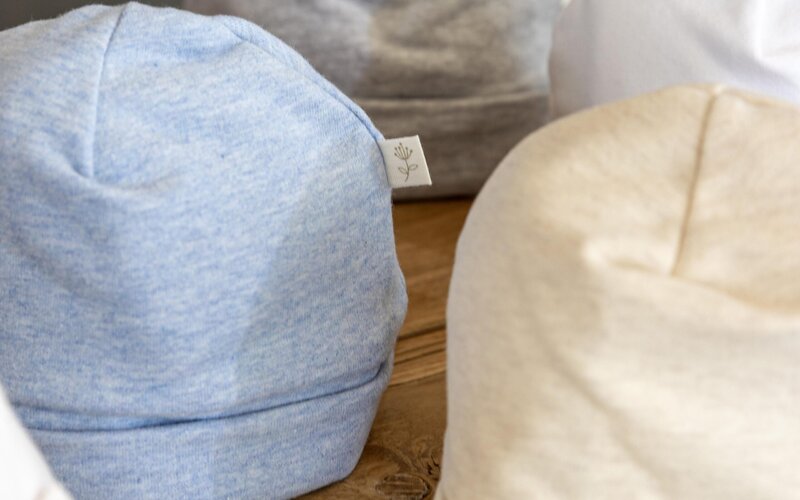 living-nature-accessoires-baby-mutsen-muts-cyriel-wit-blauw-grijs-roze-ecru-scaled.jpg
