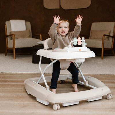 2 in 1 loopstoel JEAN (is pas leverbaar vanaf 06/03) Zand 2 in 1 loopstoel JEAN (is pas leverbaar vanaf 06/03) Zand