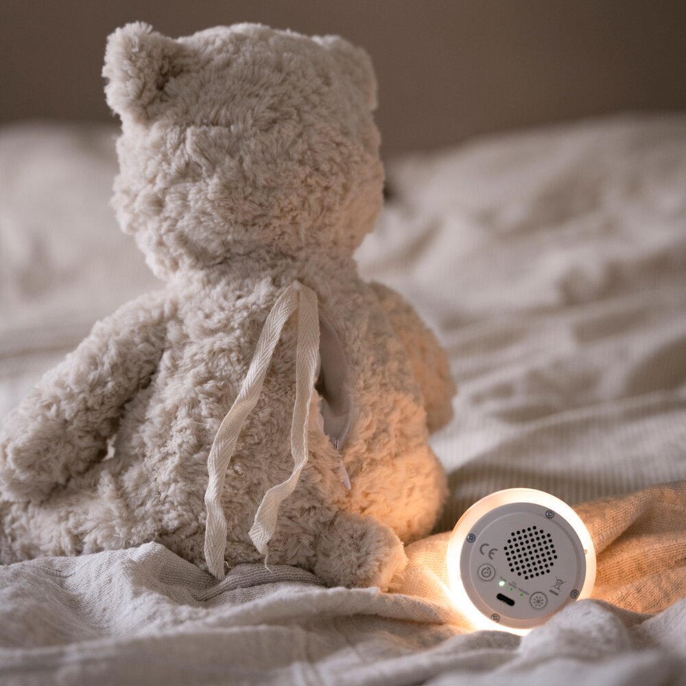 Bo de knuffelbeer met slaaptrainer Warm linen