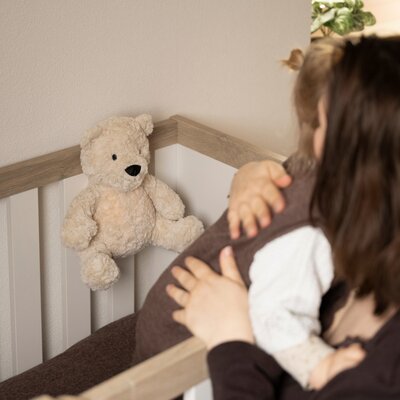 Bo de knuffelbeer met slaaptrainer Warm linen