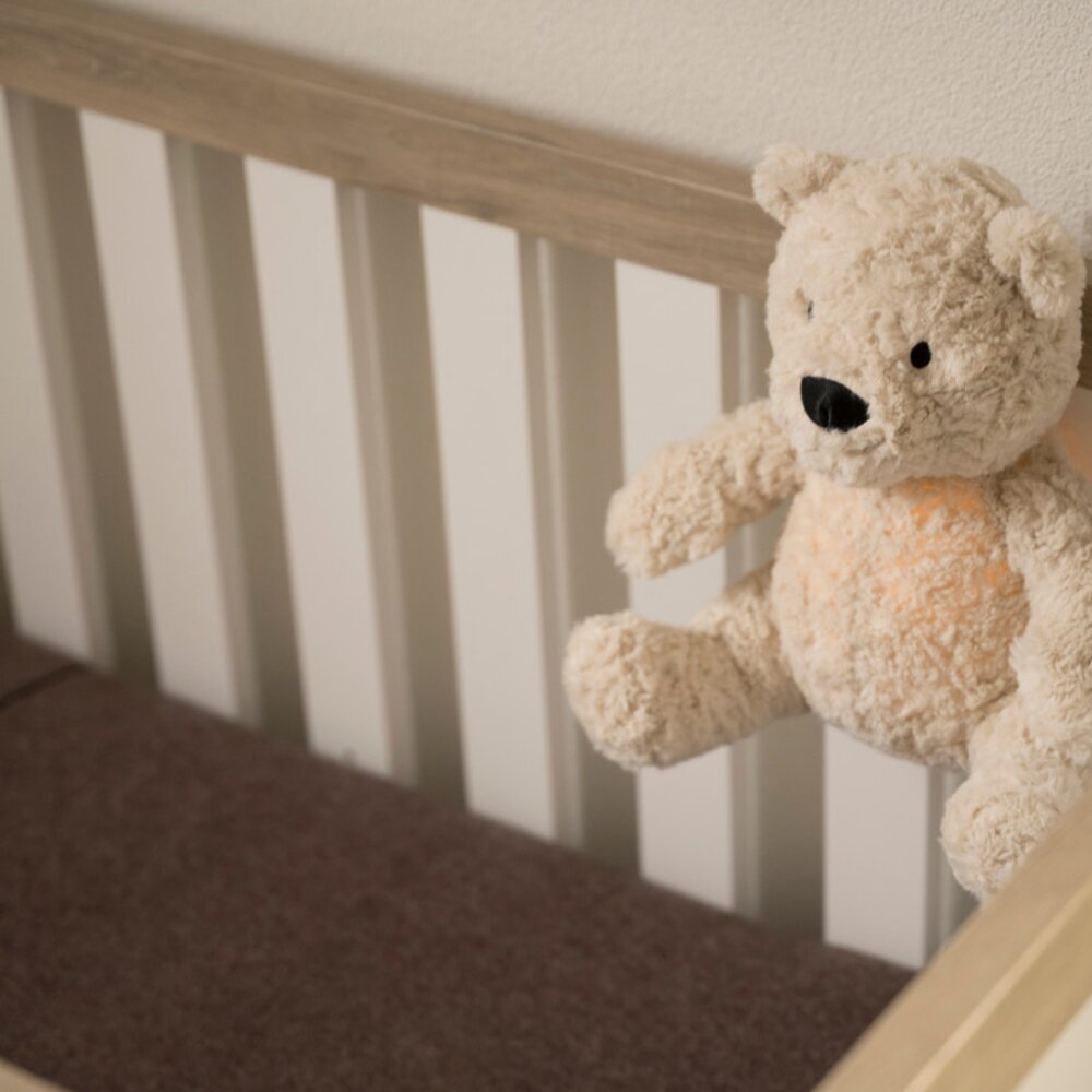 Bo de knuffelbeer met slaaptrainer Warm linen