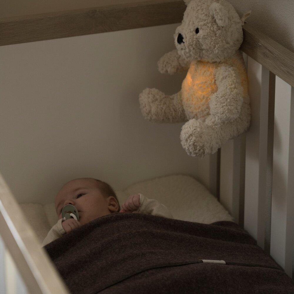 Bo de knuffelbeer met slaaptrainer Warm linen