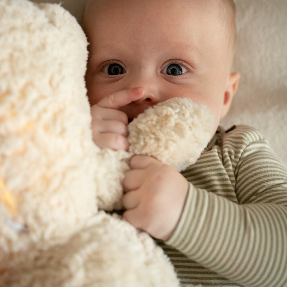 Bo de knuffelbeer met slaaptrainer Warm linen