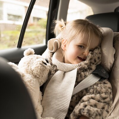 Bo de knuffelbeer met slaaptrainer Warm linen