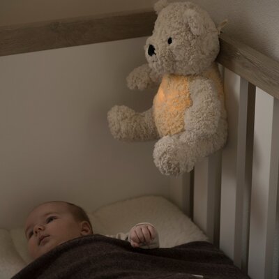 Bo de knuffelbeer met slaaptrainer Warm linen