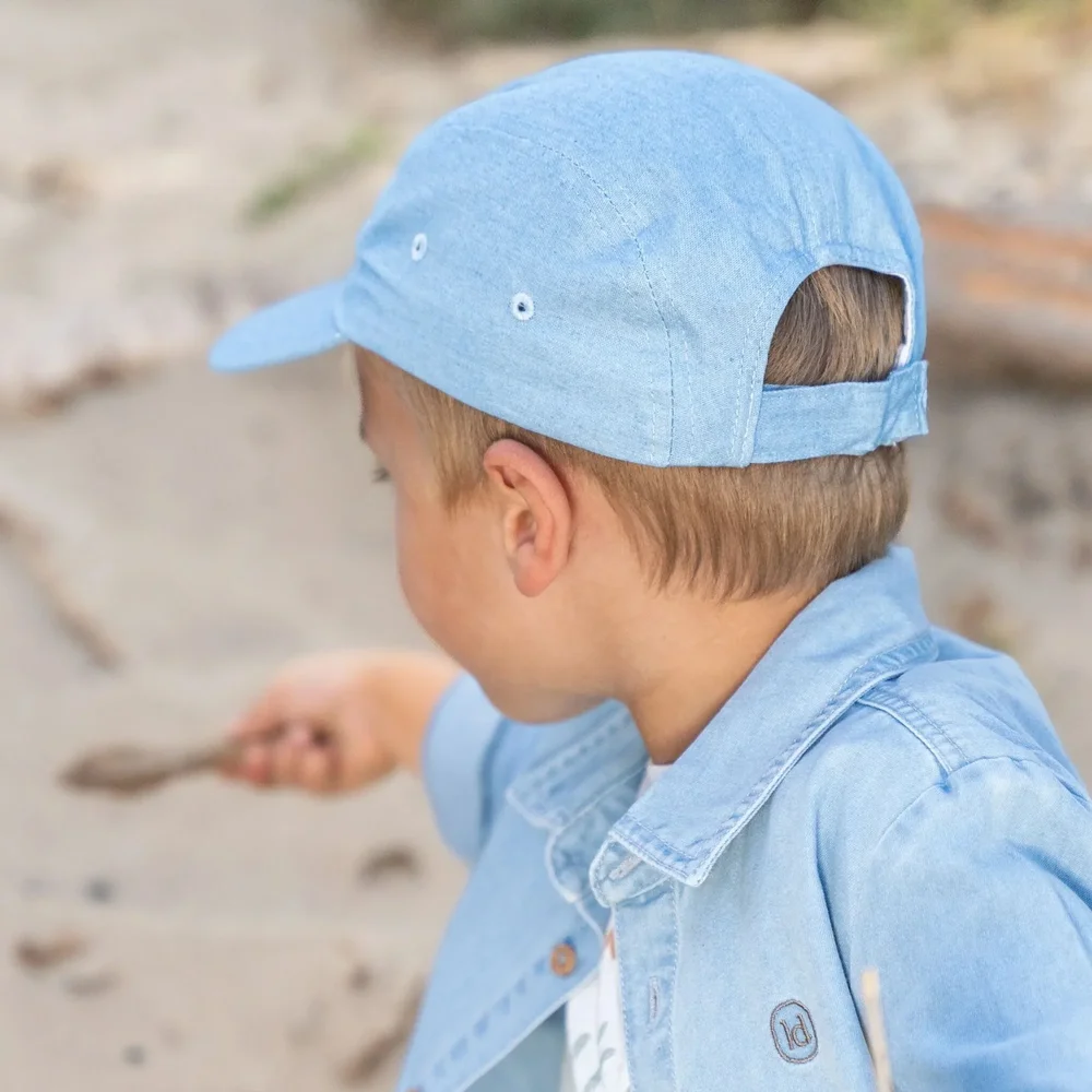 Pet denim met HEY! print Blauw