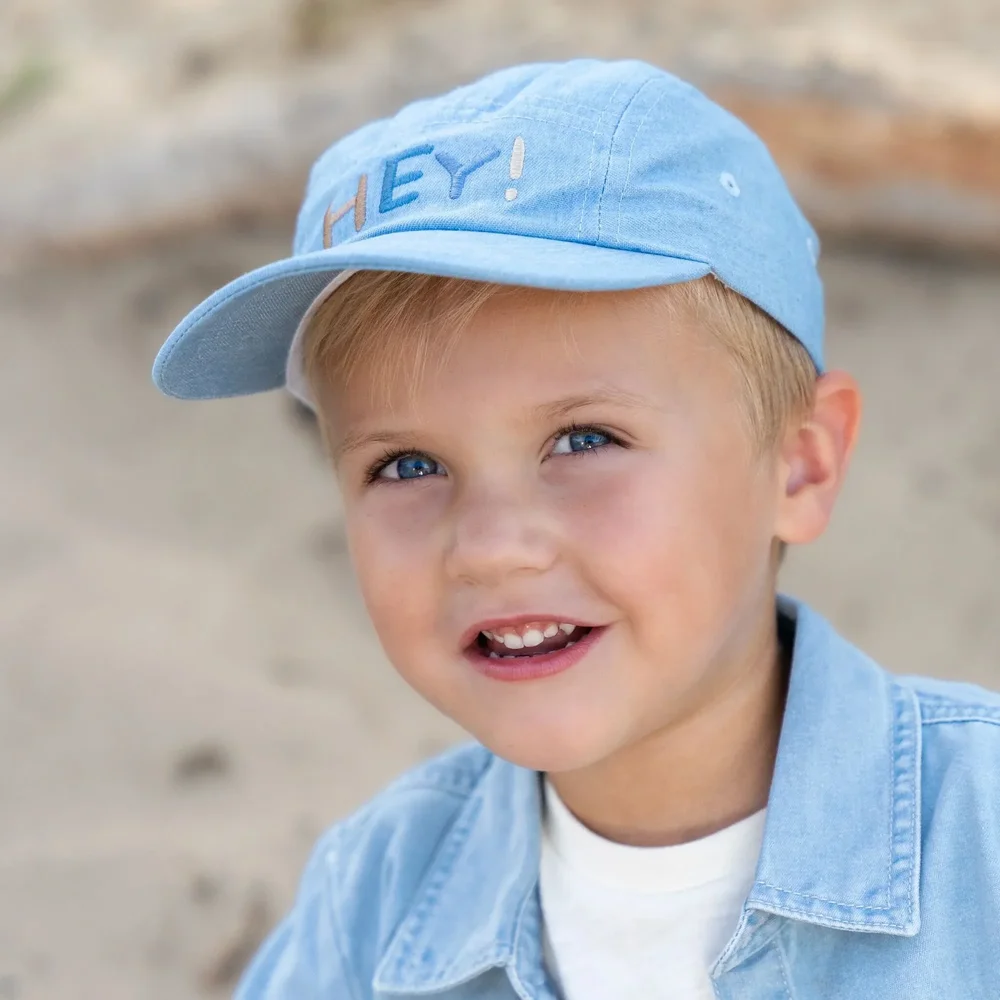 Pet denim met HEY! print Blauw