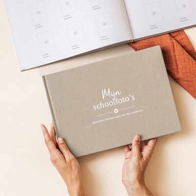 Mijn schooltijd schoolfotoboek - Linnen taupe Fyllbooks Mijn schooltijd schoolfotoboek - Linnen taupe Fyllbooks