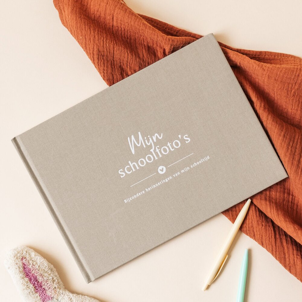 Mijn schooltijd schoolfotoboek - Linnen taupe Fyllbooks Mijn schooltijd schoolfotoboek - Linnen taupe Fyllbooks