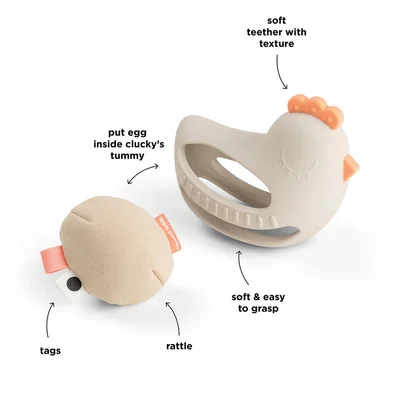 Grijp- en bijtspeeltje met rammelaar - Clucky Sand Grijp- en bijtspeeltje met rammelaar - Clucky Sand